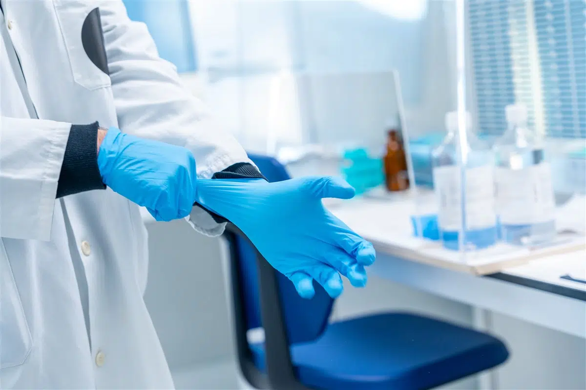 gants stériles en laboratoire